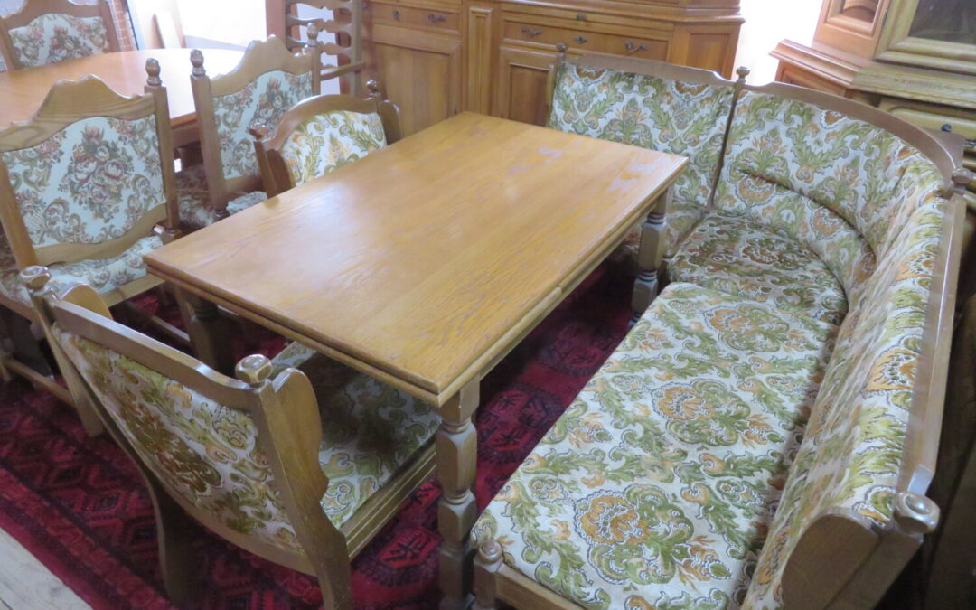 Kuchyňská rohová lavice +stůl + 2 židle